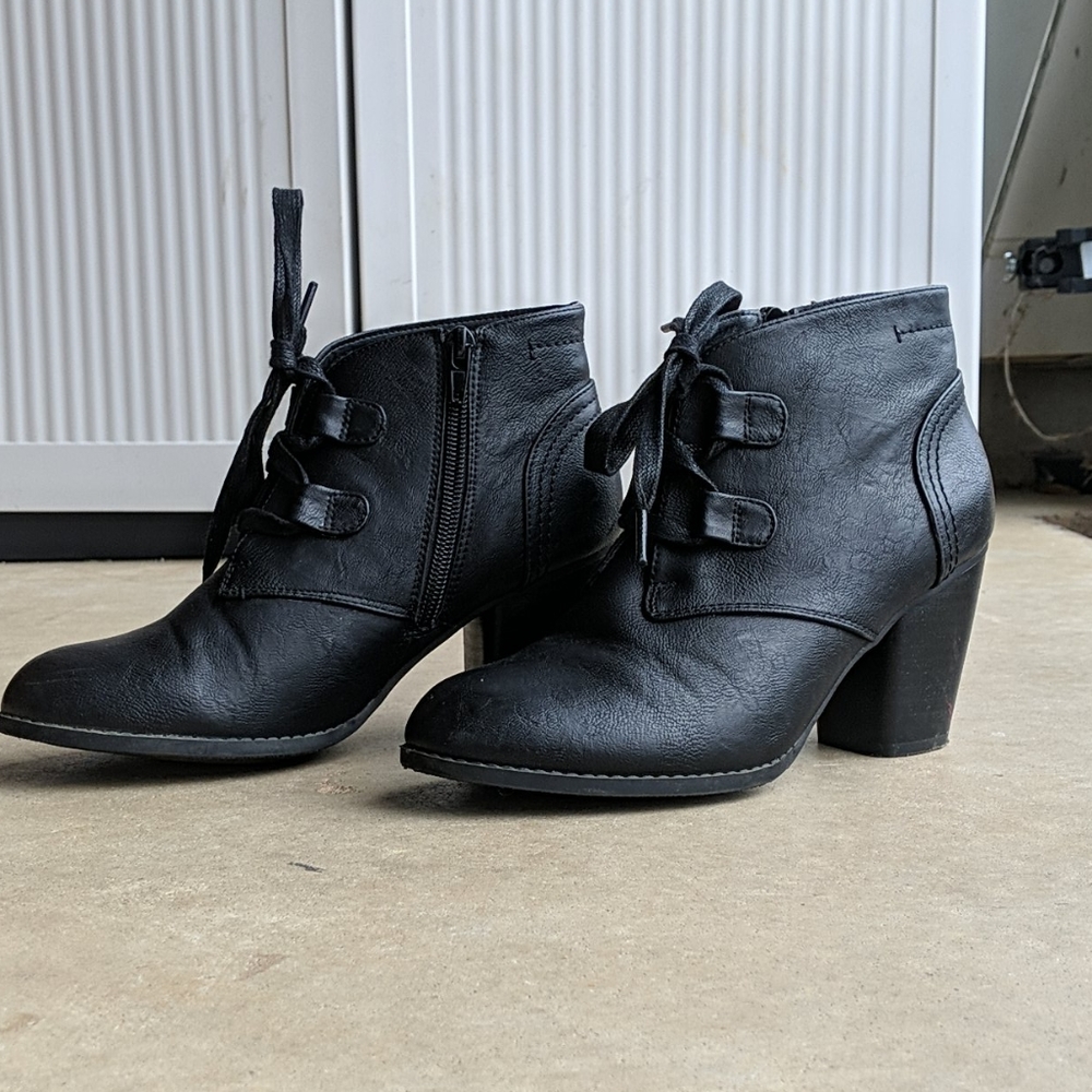 Girls size 6 1/2 Ankle Boots. Small Chunky Heel